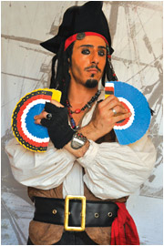 Matéo l'Illusionniste en pirate des Caraîbes double éventails de cartes