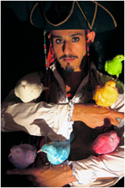 Matéo l'Illusionniste en pirate des Caraîbes et ses oiseaux aux mille couleurs